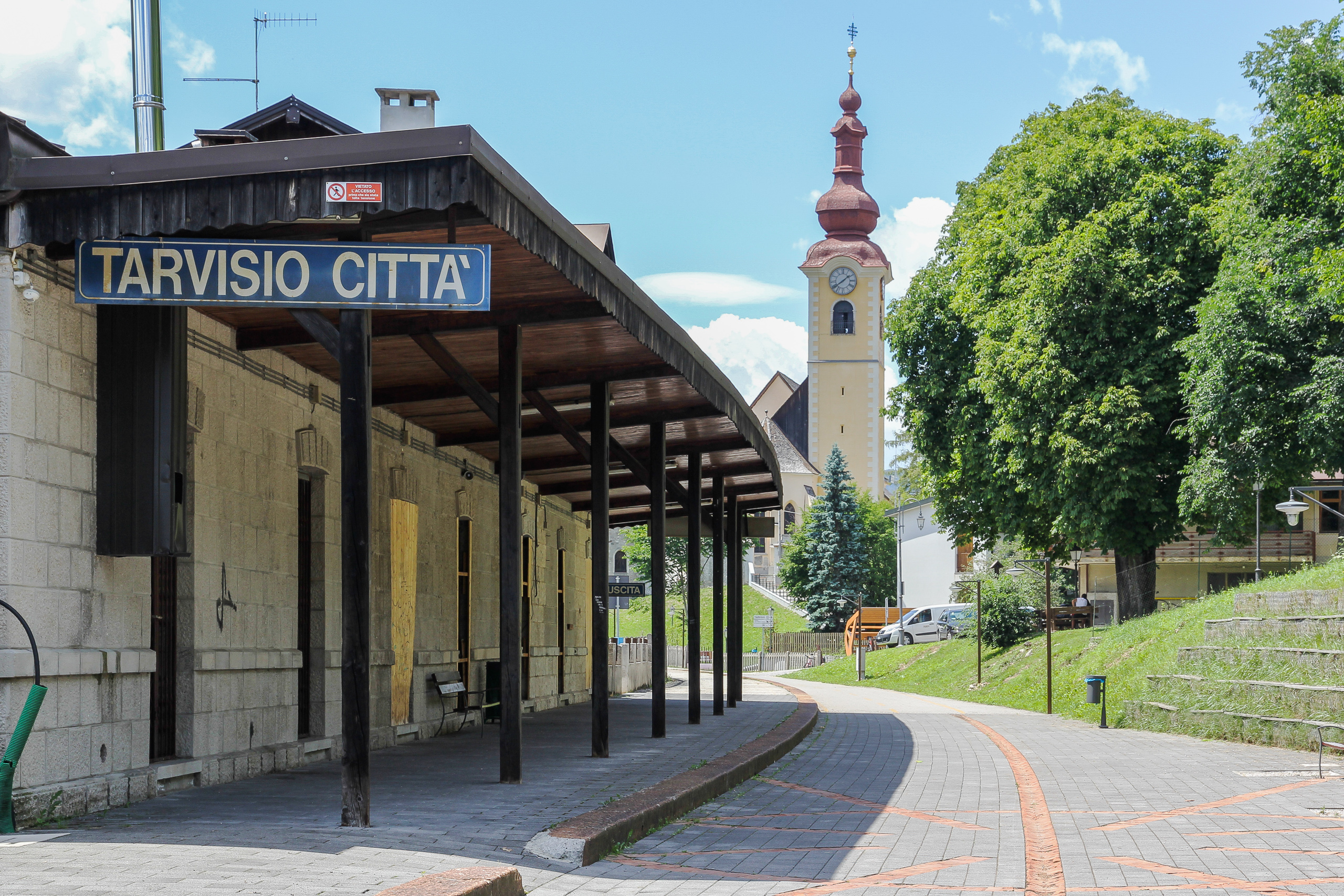 Tarvisio Città – der aufgelassene Bahnsteig, dahinter der Kirchturm